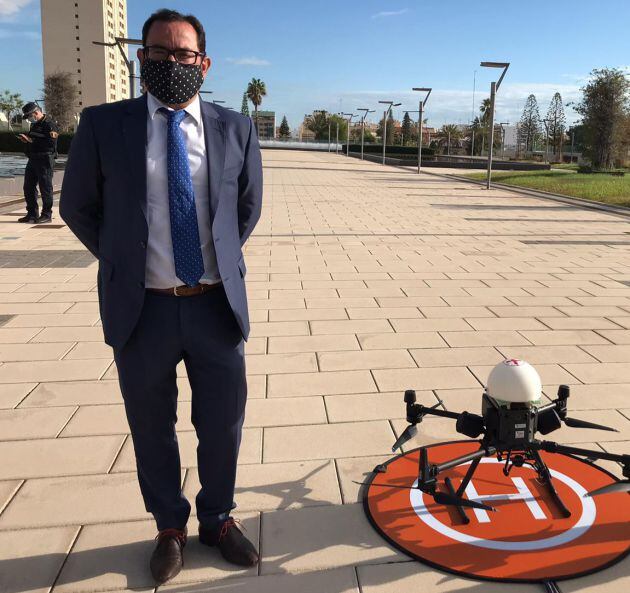 Israel Quintanilla, doctor ingeniero en Geodesia Y Cartografía de la UPV y experto en drones, durante la demostración de los drones para transporte de material sanitario