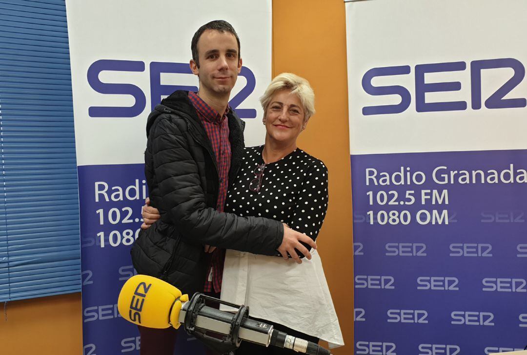 Flora Barcos y su hijo en los estudios de Radio Granada