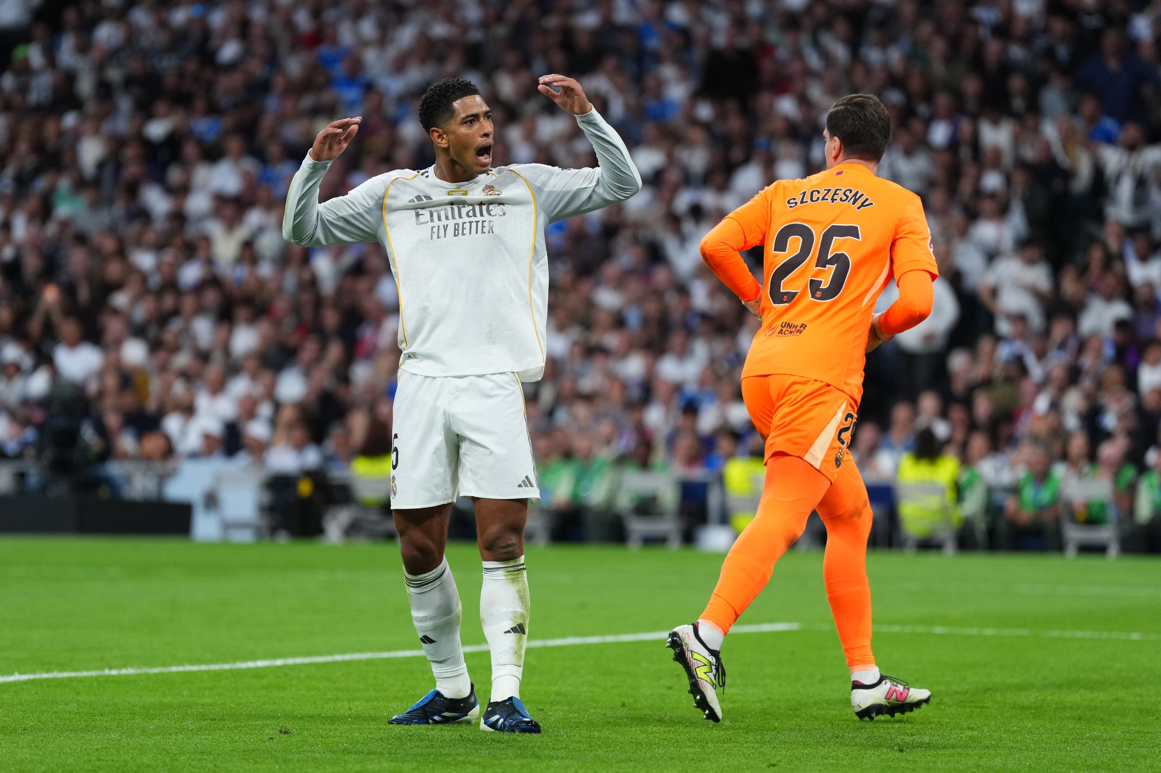 Jude Bellingham arenga a la afición del Bernabéu frente a Szczesny en el último Clásico