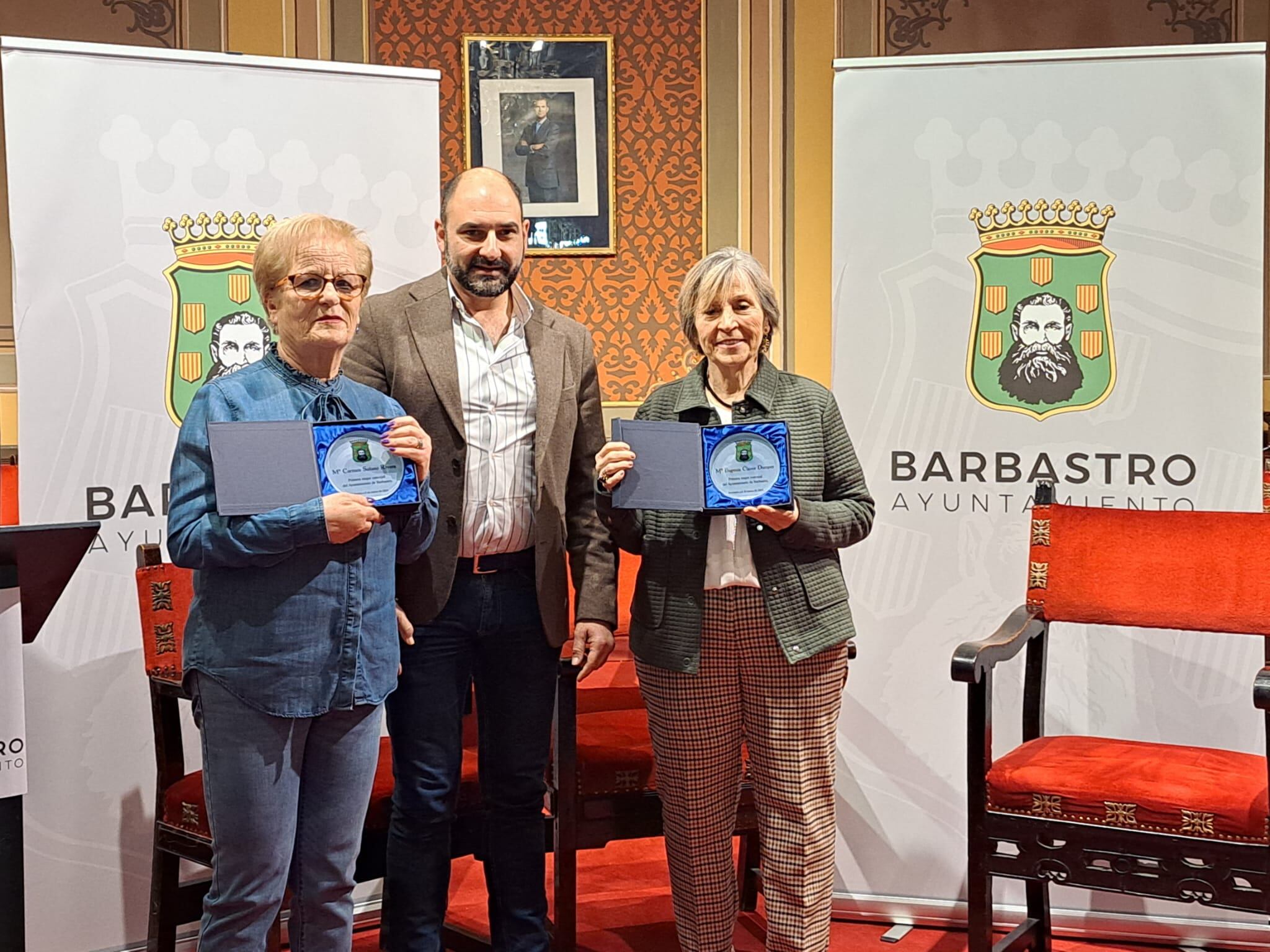 Carmen Solano, Fernando Torres y María Eugenia Claver tras el homenaje. Foto: Ayuntamiento de Barbastro