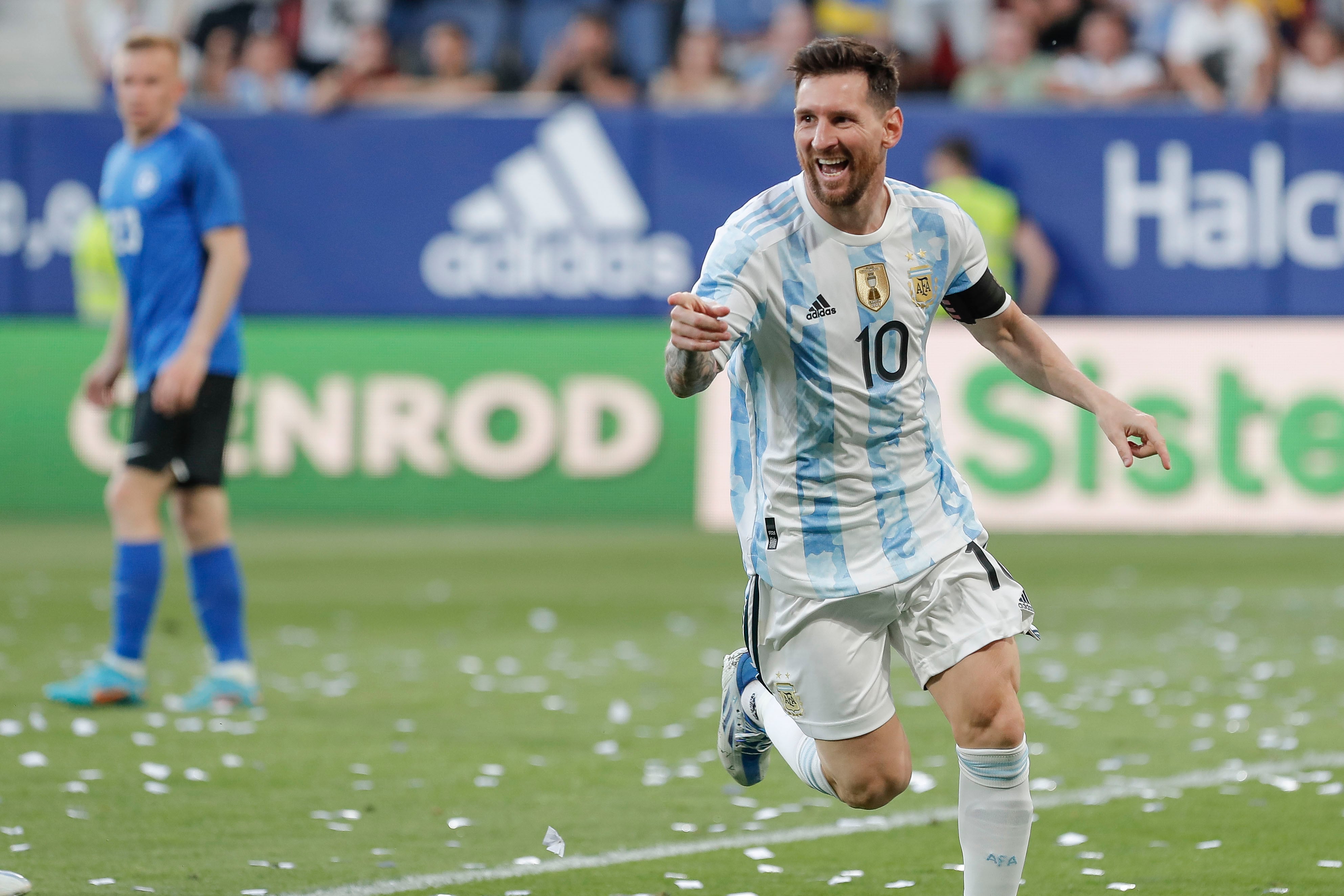 Messi celebrando el tercero de sus cinco goles ante Estonia