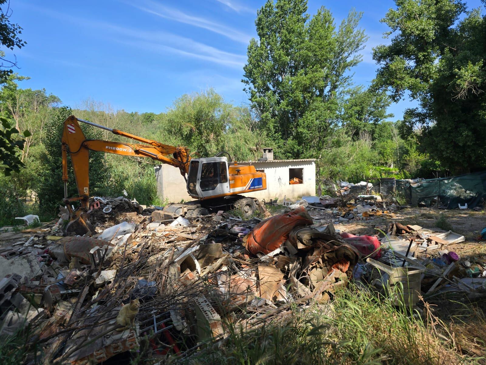 Momento en el que están derribando una de las infraviviendas de Las Sabinas