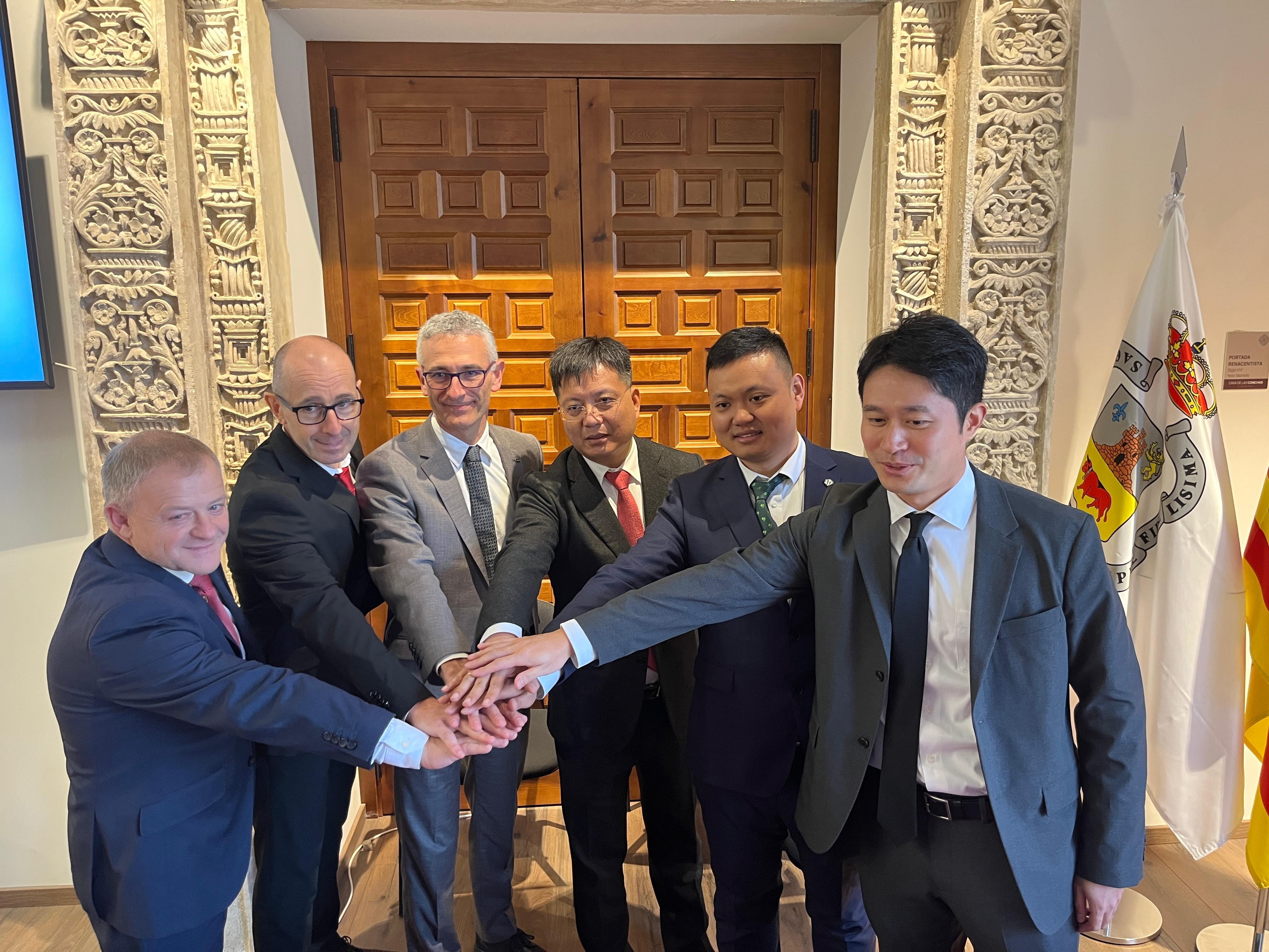 Mikel Uribeetxebarria, presidente de Fagor Ederlan Group; Jon Arano, director del Negocio de Aluminio; Ernesto García, director de Mercado; Ding Yongfei, director global de Calidad de 
Leapmotor; Yang Yi, director de la alianza Duoli Ederlan Kunshan en China; y Eduardo Arilla, alcalde de Borja rubrican el compromiso 
institucional y empresarial con el proyecto LIEDER AUTOMOTIVE SL