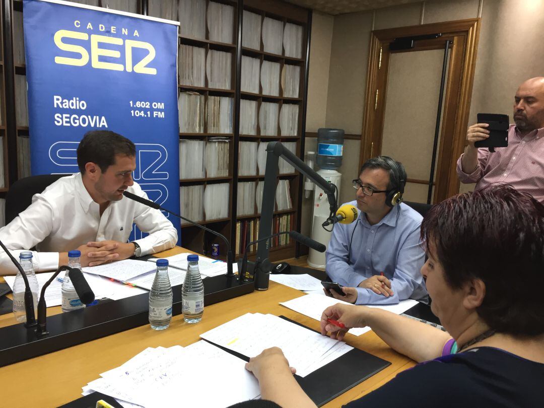 Imagen del cara a cara entre Pablo Pérez y Clara Luquero en los estudios de Radio Segovia