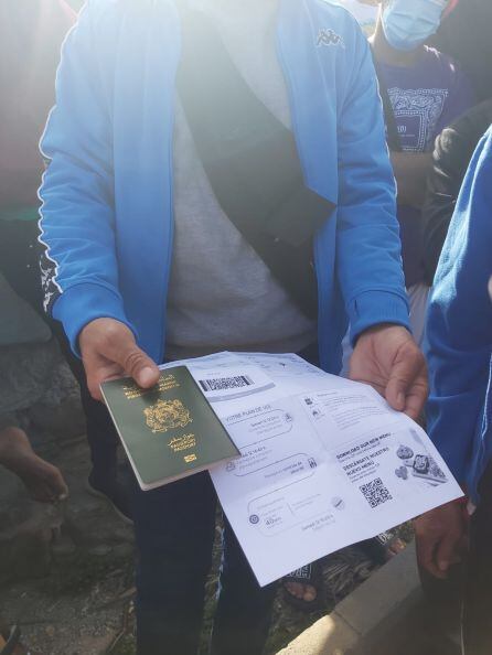 Said enseña su billete de avión y su pasaporte