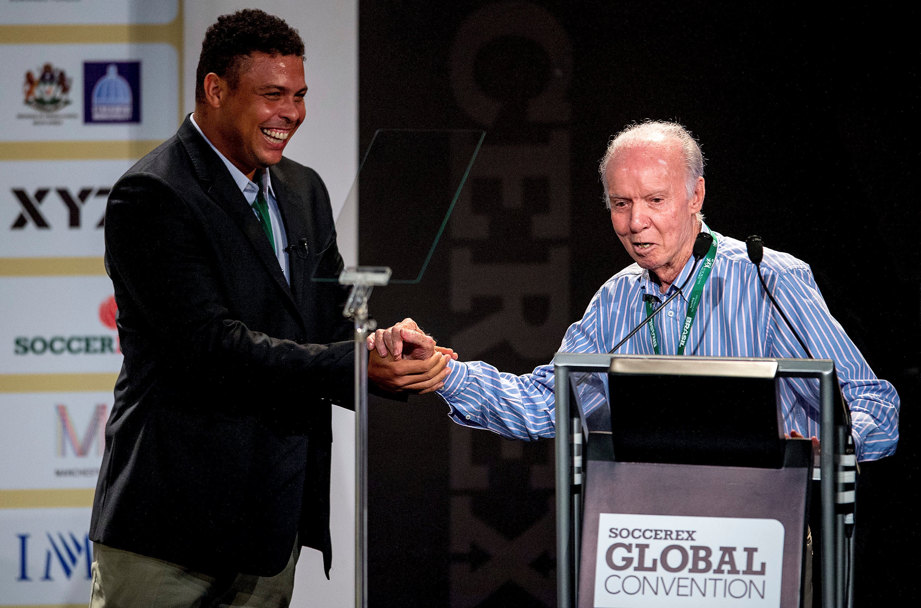 Mario Jorge Lobo Zagallo junto a Ronaldo Nazario en un evento en 2012