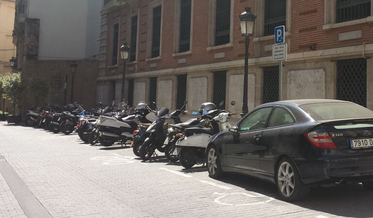 Nueva línea de aparcamiento junto al Palacio del Arzobispo