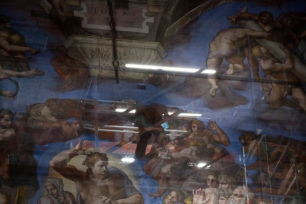 Tareas de mantenimiento en el fresco de 'El juicio final' de Miguel Ángel en la Capilla Sixtina del Vaticano.
