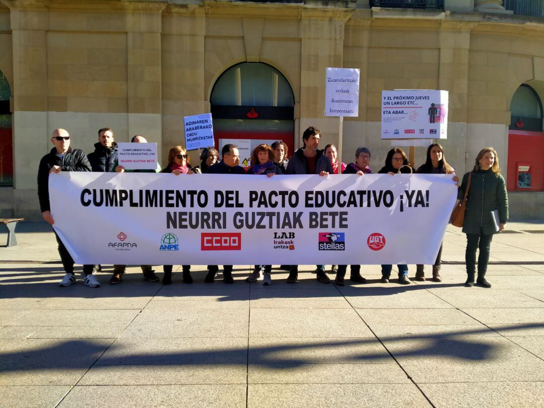Protesta frente al Palacio de Navarra de los sindicatos firmantes del Pacto Educactivo