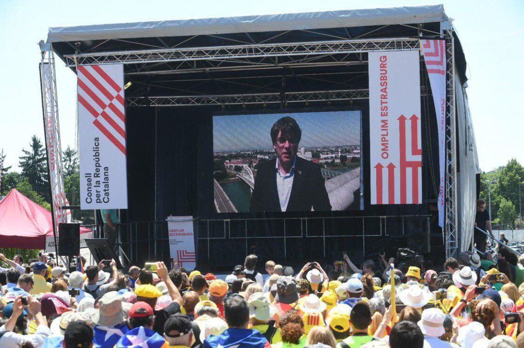 El expresidente de la Generalitat Carles Puigdemont, en un discurso grabado ante independentistas concentrados en Estrasburgo (Francia).