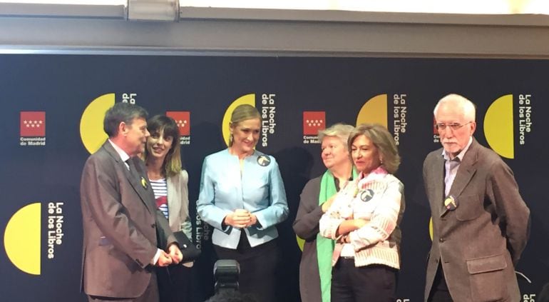 Los escritores Antonio Gómez Rufo (i) y Luis Mateo Díaz (d) con la presidenta de la Comunidad, Cristina Cifuentes (c) y la actriz y directora Leticia Dolera (segunda por la izquierda).