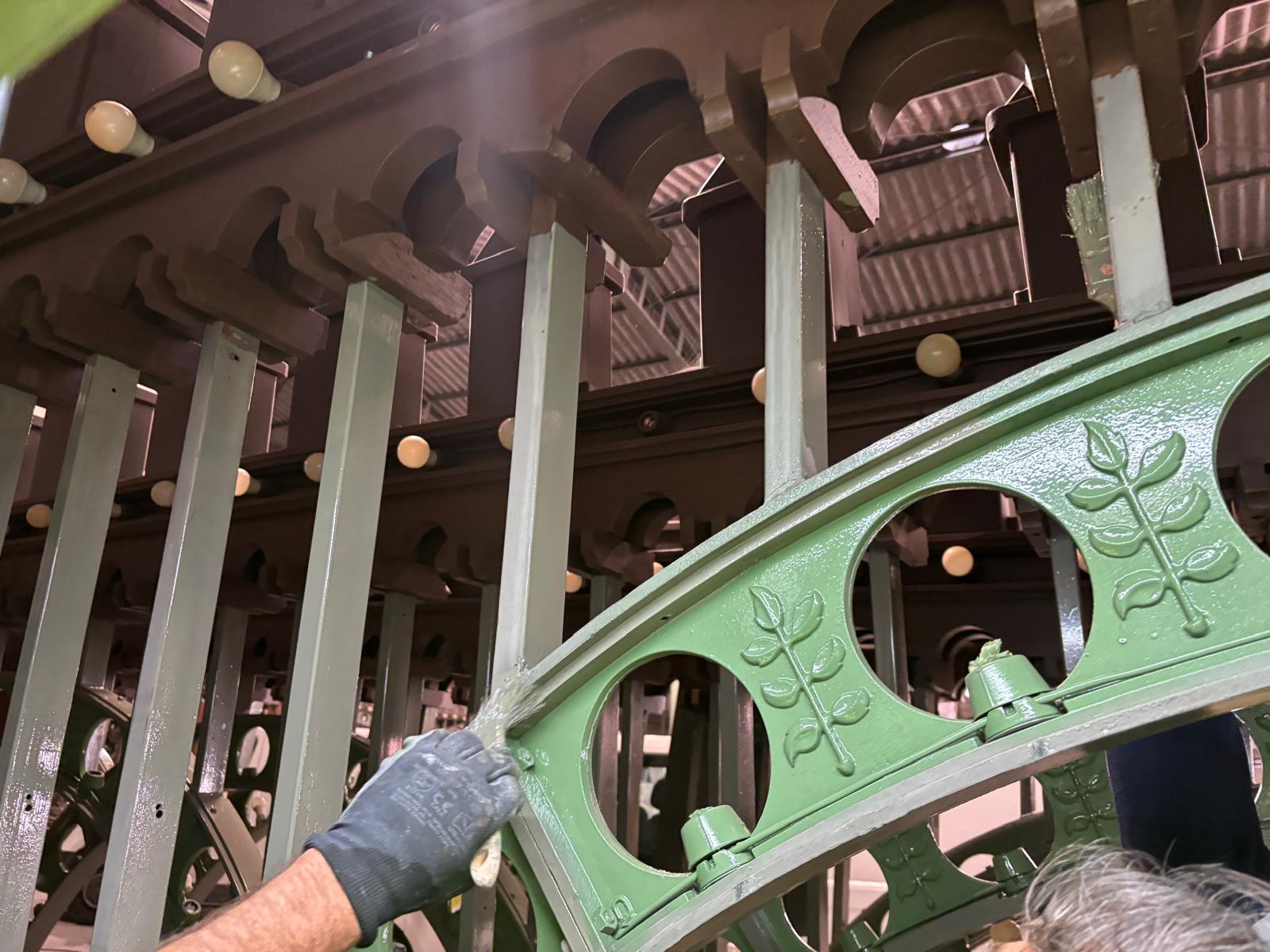 El Ayuntamiento ha repintado la enramada que a partir del lunes 16 de marzo saldrá a la calle.