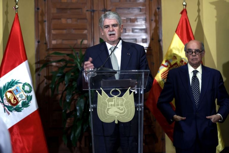 El ministro español de Asuntos Exteriores, Alfonso Dastis, con su homólogo peruano, Ricardo Luna, durante el encuentro que han mantenido en la sede de la Cancillería en Lima