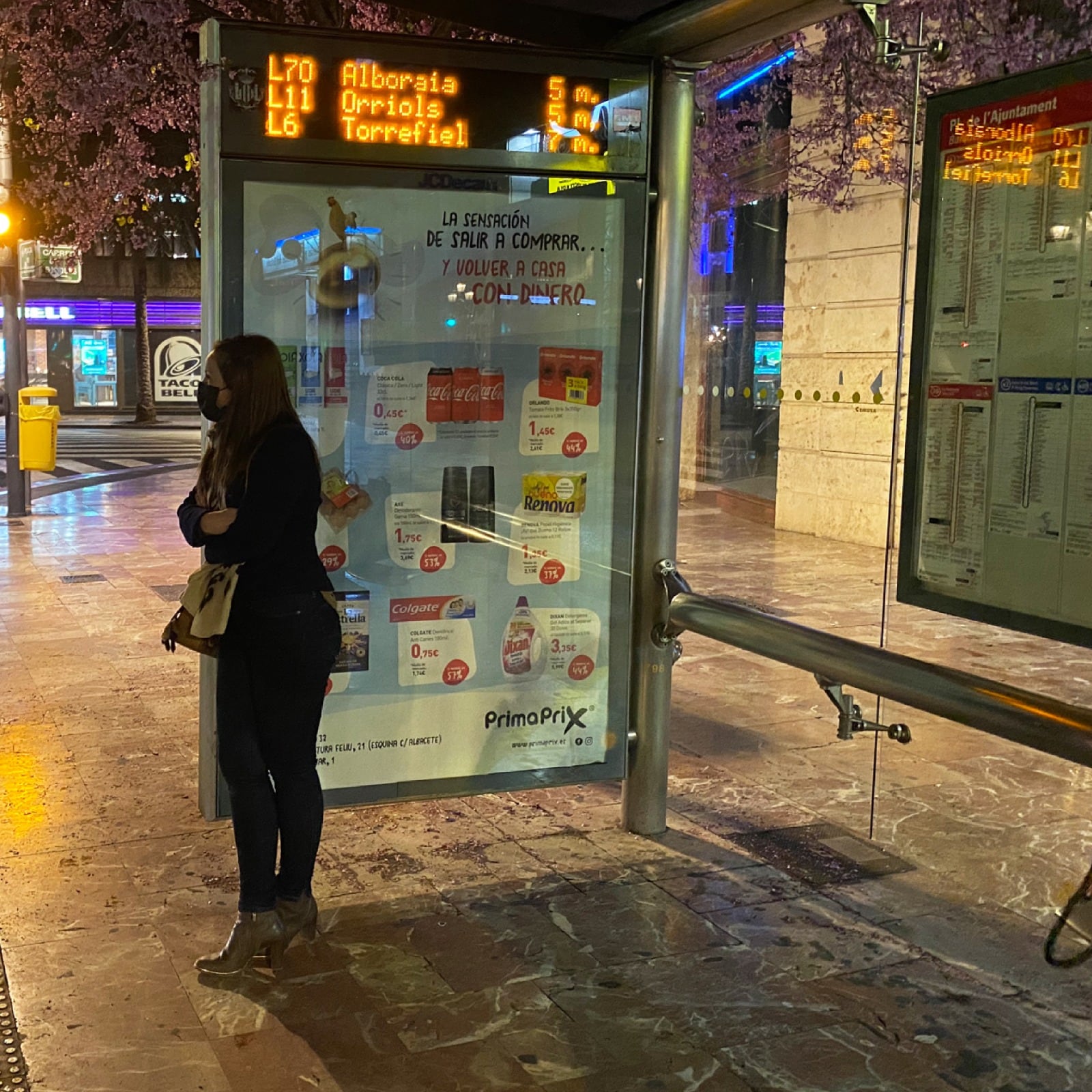 Imagen de archivo de una mujer esperando el autobús en València