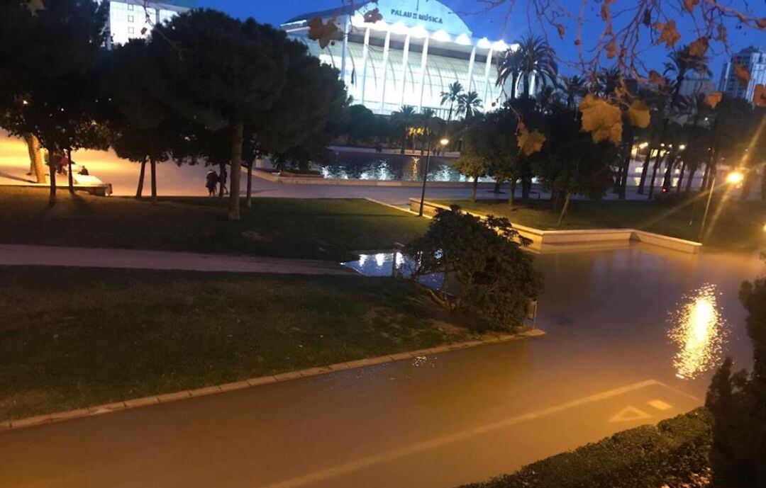 Inundaciones en el viejo cauce del Turia a la altura del Palau de la Música de València