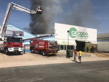 La actuación de la escala de los bomberos en el incendio.