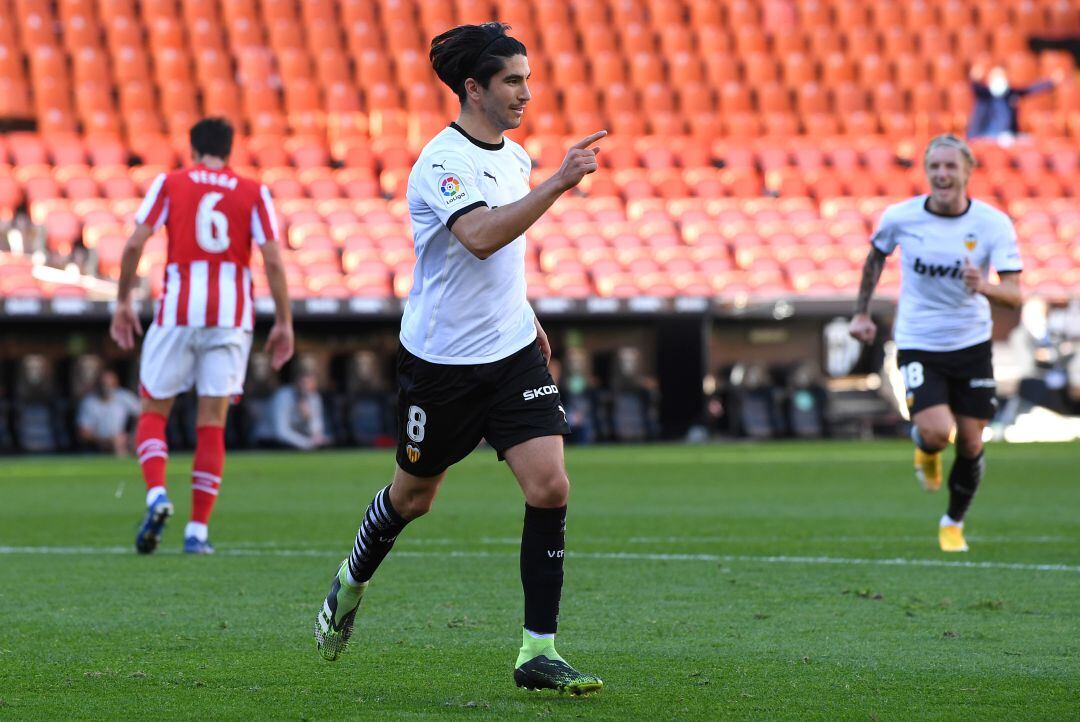 Carlos Soler celebra un gol ante el Athletic Club