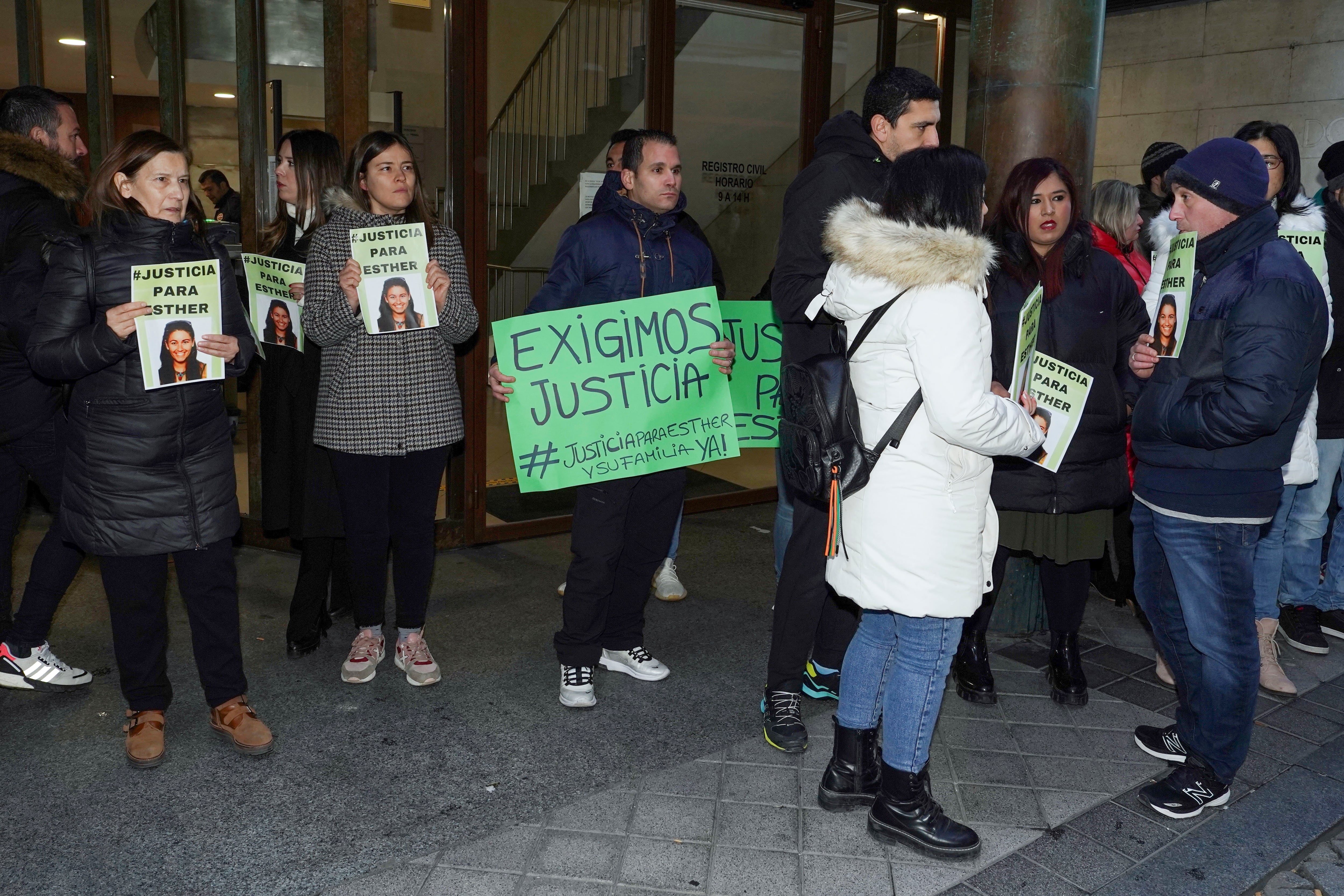 VALLADOLID, 15/12/2023.- Familiares y amigos de Esther López  protestan este viernes a las puertas de los juzgados de Valladolid, donde esta mañana ha acudido a declarar Óscar S., el único investigado por la muerte de la joven en enero de 2022, en la localidad de Traspinedo (Valladolid), en la que la víctima residía. EFE/Nacho Gallego
