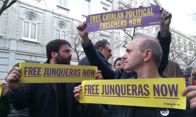 Manifestantes piden la liberación de los encarcelados frente al Supremo