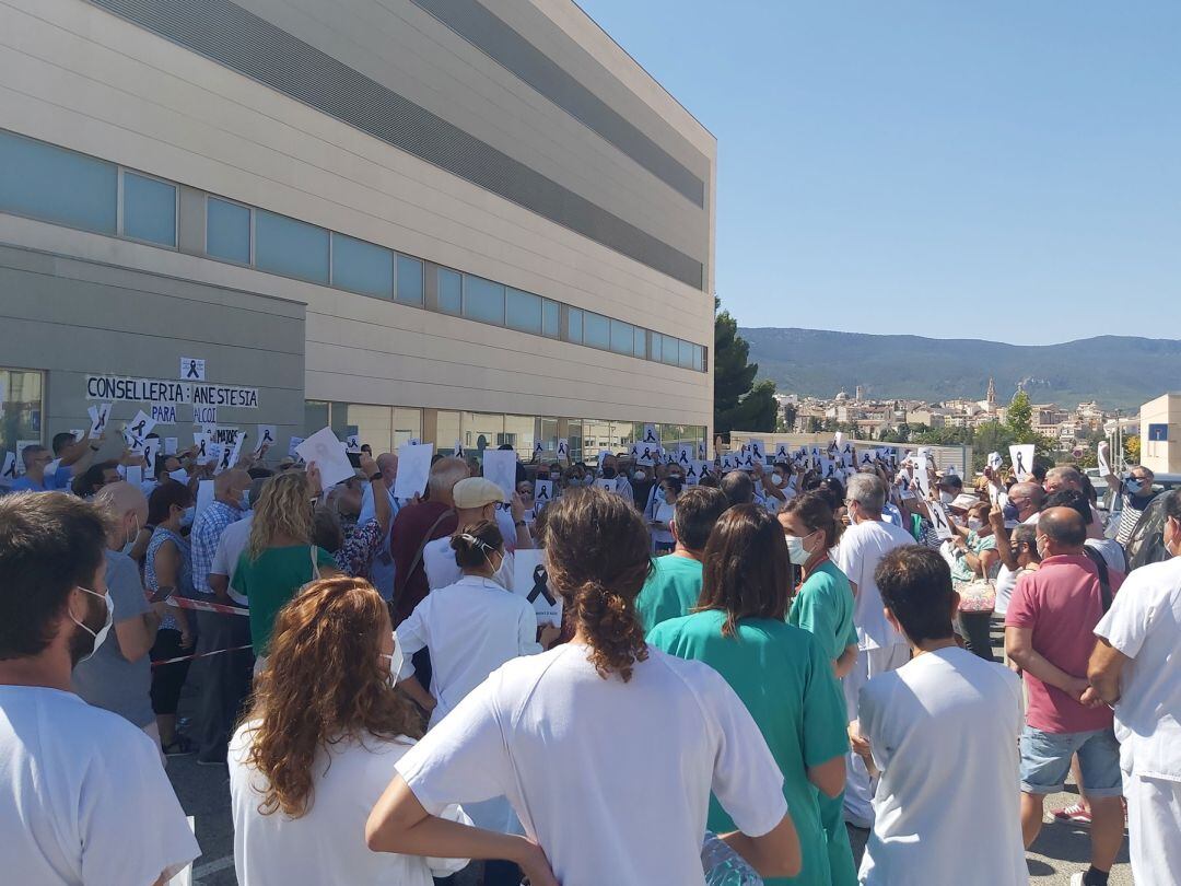 Imagen general de la protesta ciudadana y de personal sanitario a las puertas del hospital Virgen de los Lirios