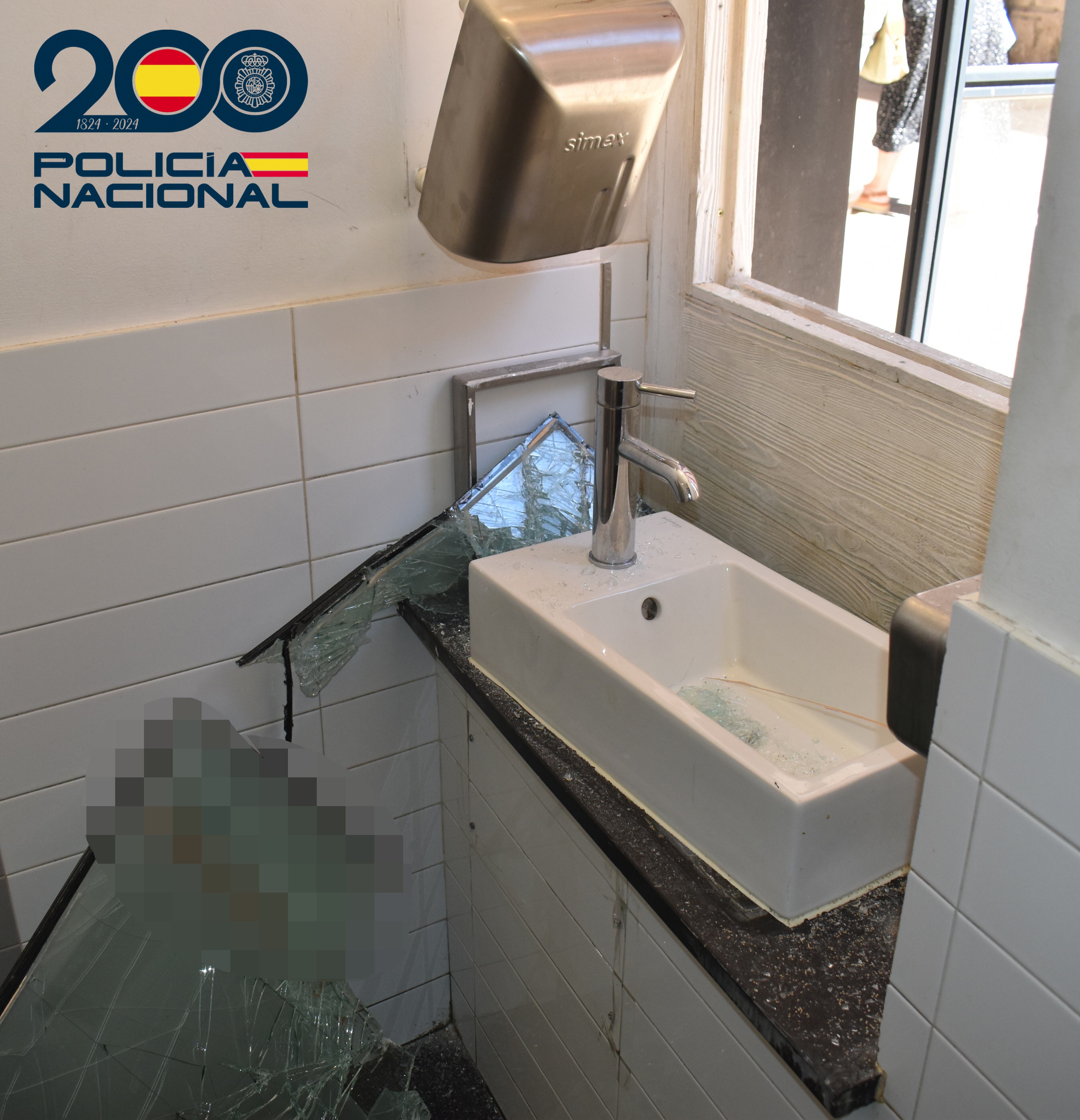 El detenido se habría apoderado de unos 2.000 euros en efectivo, además de causar múltiples daños para acceder al local