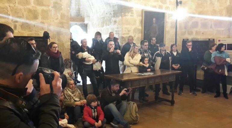 Turistas y visitantes del Castillo de la Yedra se sorprenden con  el concierto de los juglares