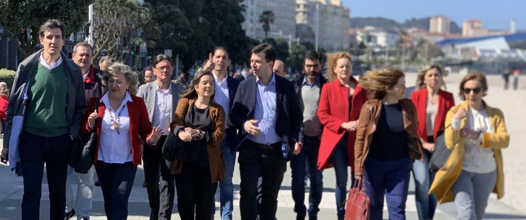 Dirigentes socialistas en el paseo marítimo