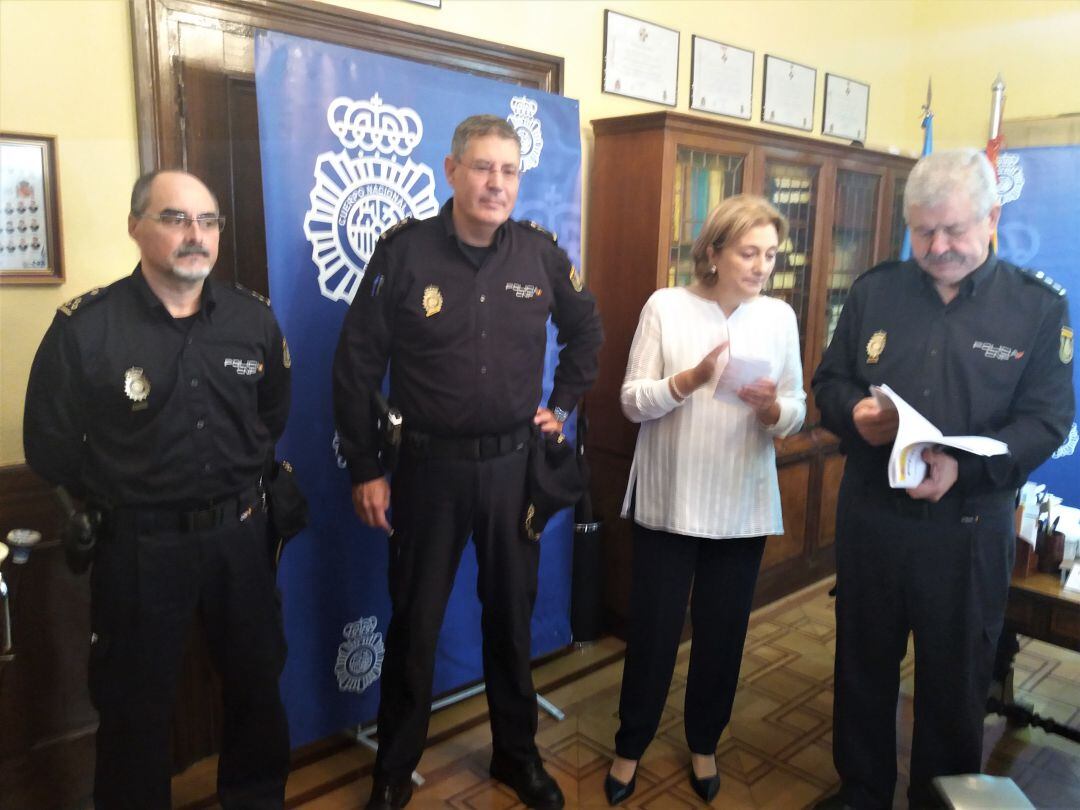 El jefe superior de Policía (segundo por la izquierda) y la delegada del Gobierno han comparecido este viernes en la comisaría de General Yagüe en Oviedo para explicar las circuntancias de las detenciones.