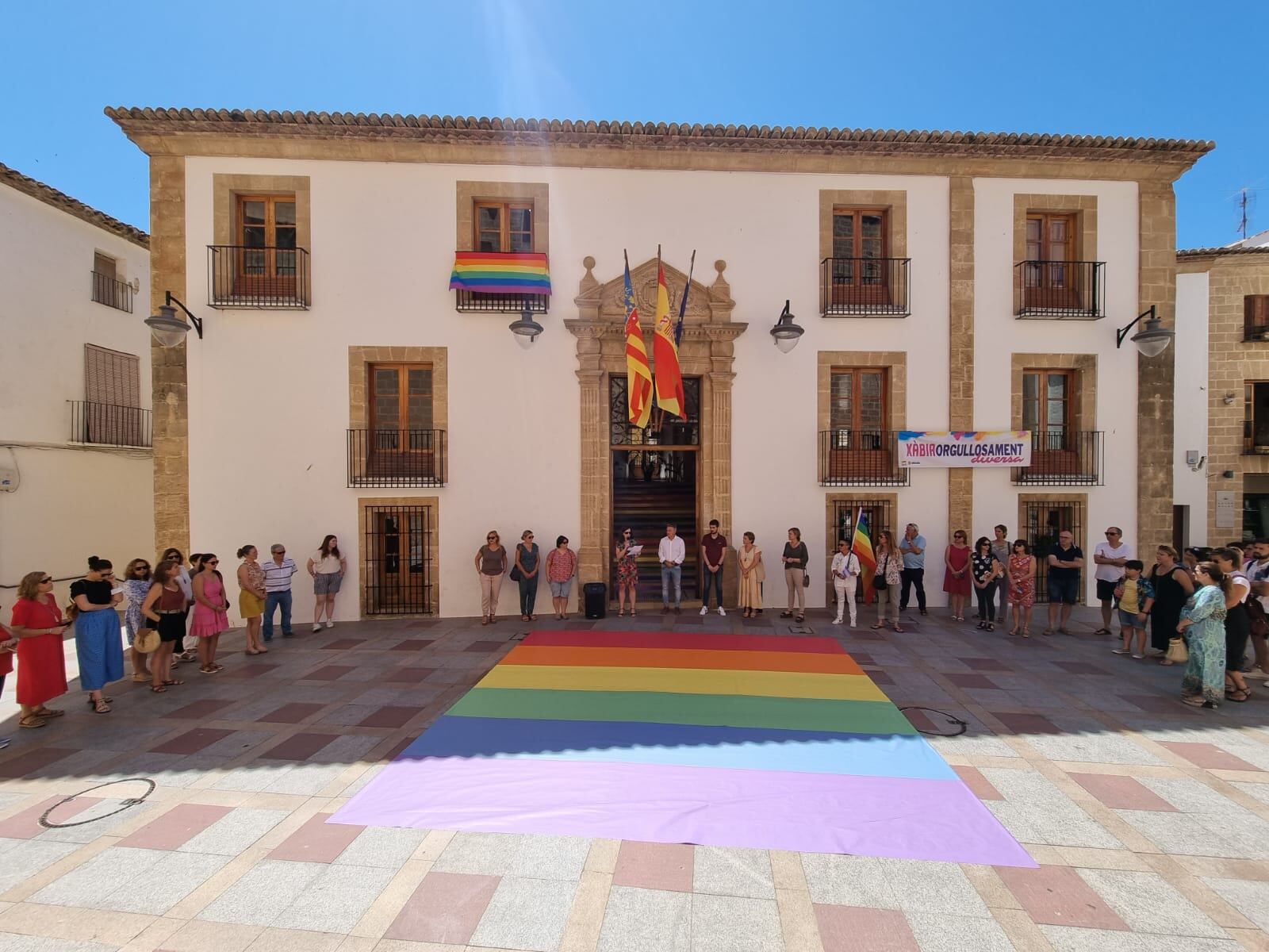 Momento de la lectura del manifiesto institucional por el Día del Orgullo, en Xàbia.