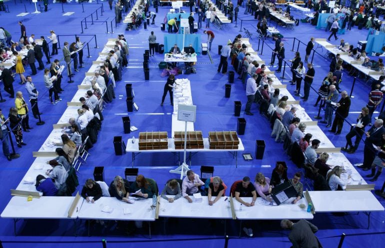 Oficiales electorales cuentan votos en el Emirates Arena, en Glasgow, en Scotland (Reino Unido).