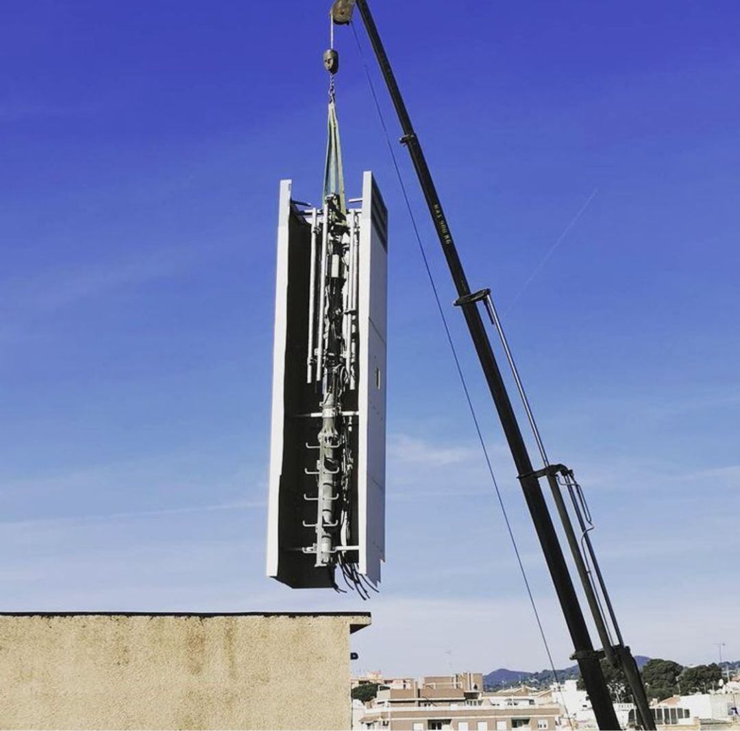 Retirada de l'antena de telefonia mòbil del terrat del carrer Navarra 15 del Masnou després de 13 anys