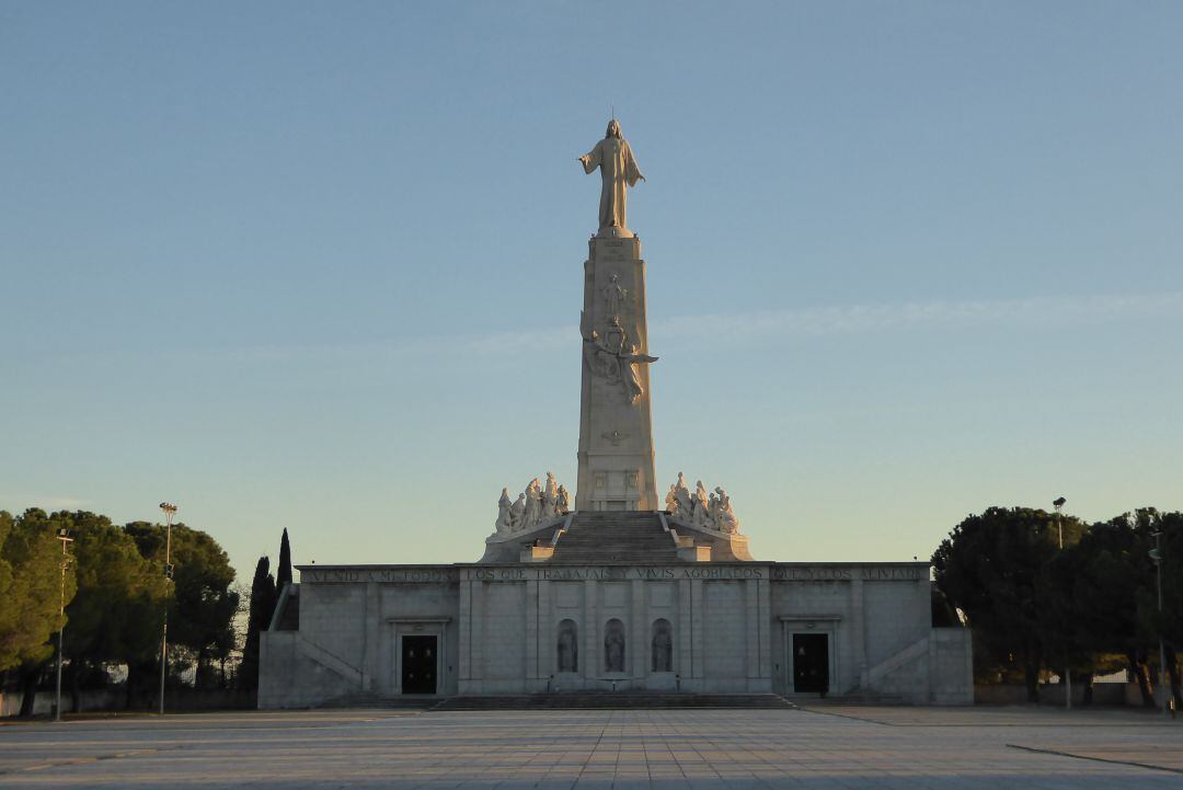 Imagen de la basílica situada en el Cerro de los Ángeles con la imagen del Sagrado Corazón de Jesús.