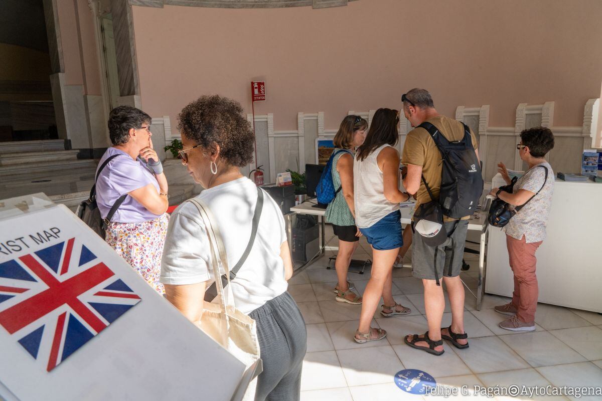 Turistas Oficina Turismo Cartagena.