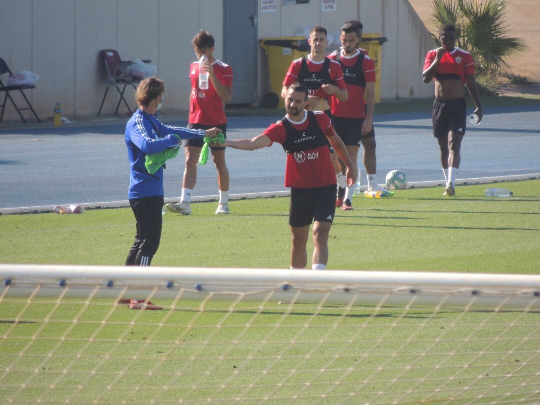 Guti entrega el peto a Juan Muñoz.