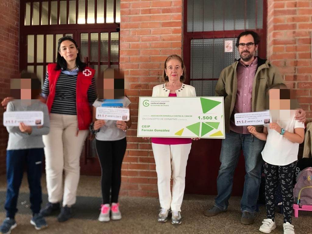 Entrega simbólica de los cheques