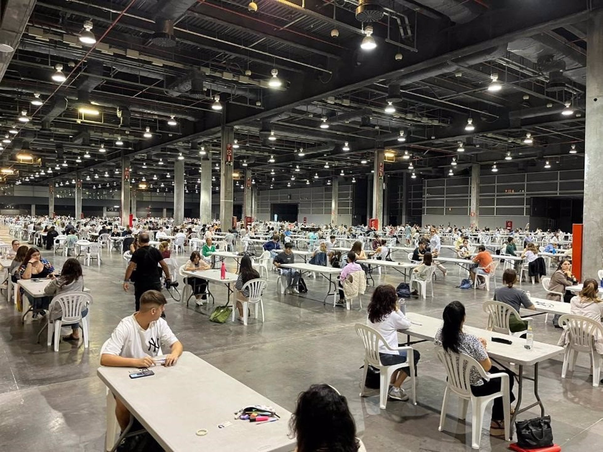 Aspirantes realizando un examen de la Junta Qualificadora de Coneixements del Valencià (JQCV) en Feria Valencia