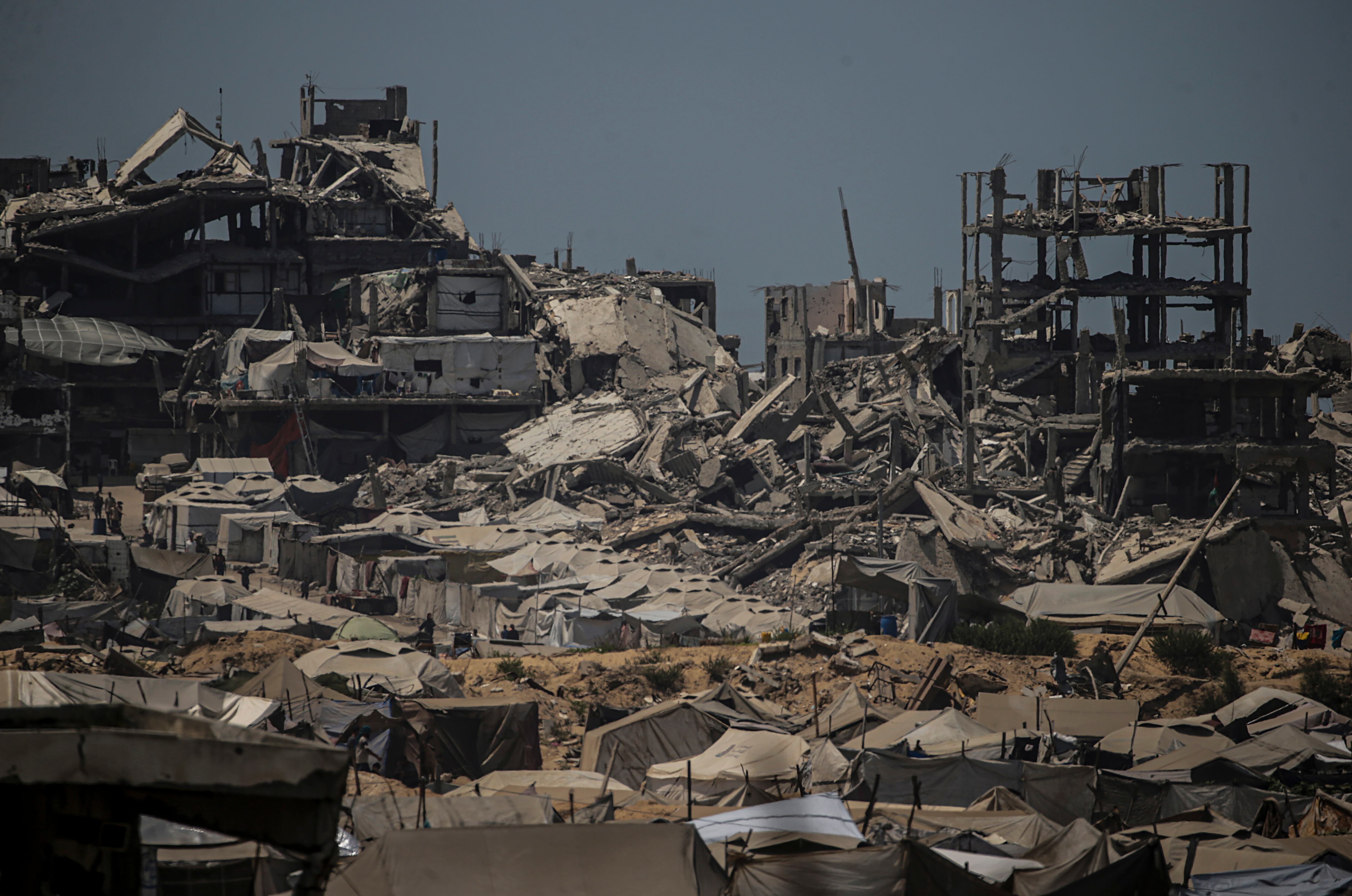 Tiendas ocupadas por palestinos que han huido de la ciudad de Gaza hacia el norte de la Franja