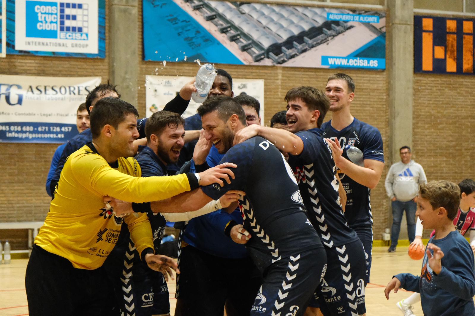 Los jugadores de EÓN Horneo celebran la victoria frente Unión Financiera Oviedo