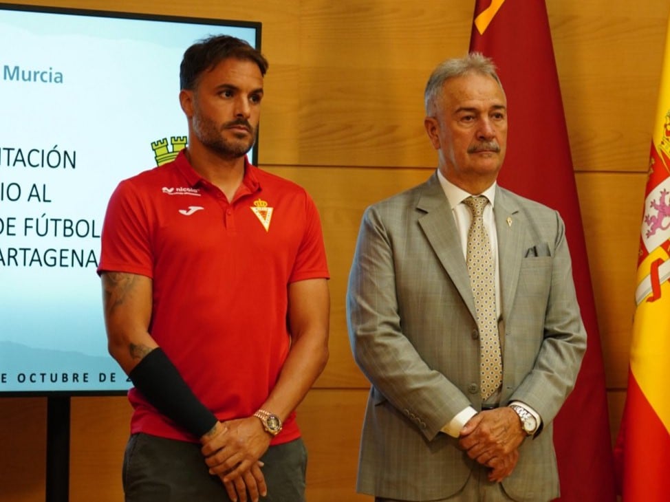 Pedro León, capitán del Real Murcia, y Felipe Moreno, presidente, en un acto con el gobierno regional.