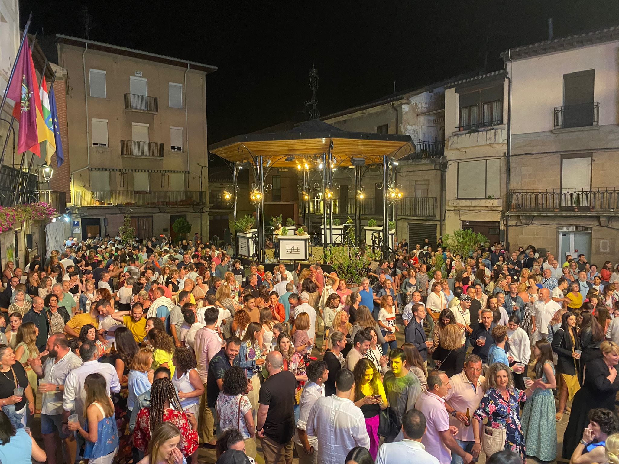 La Plaza de España acogió un gran ambiente en un intenso día en Cenicero.