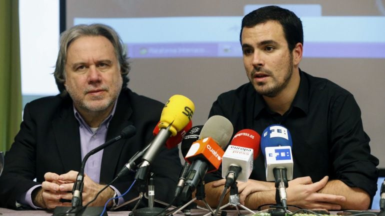 El diputado de IU Alberto Garzón, presenta en rueda de prensa junto al diputado europeo de Syriza, Georgios Katrougalos