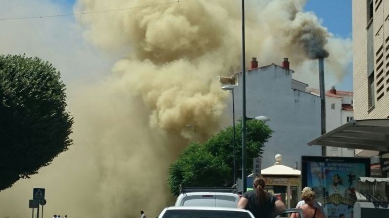 Los vecinos han tenido que salir de sus casas por la fuerte humareda generada en el incendio