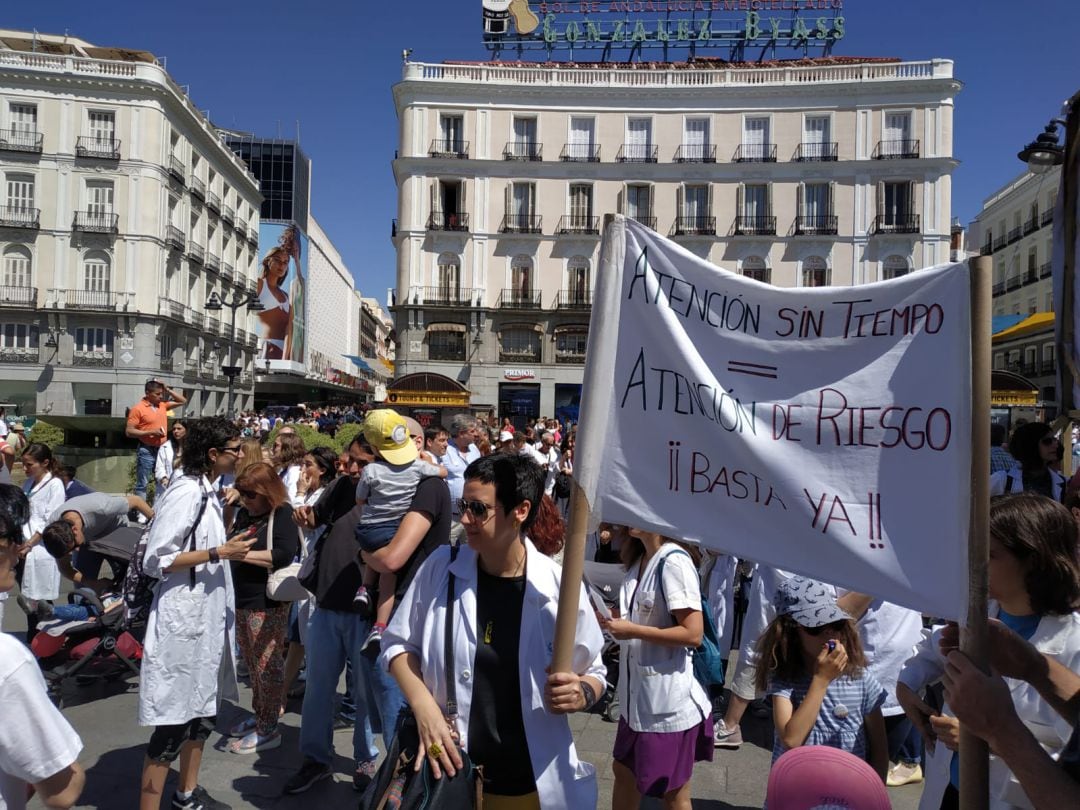 Decenas de médicos de atención primaria se manifiestan en la Puerta del Sol. 