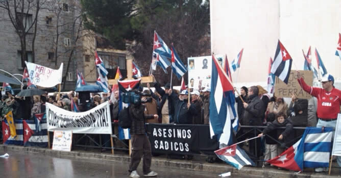 Decenas de personas se manifiestan en la puerta de la embajada de Madrid