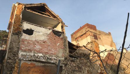 A la izquierda del inmueble semiderruido, tejado que se cayó hace unos días.