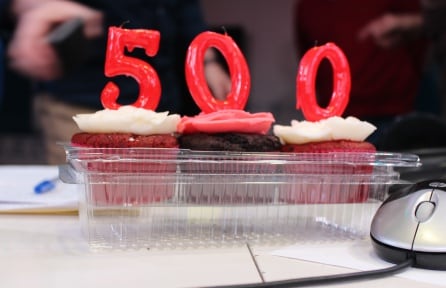 Imagen de los tres pasteles que sostienen las velas del 500 cumple-informe de la UdV.