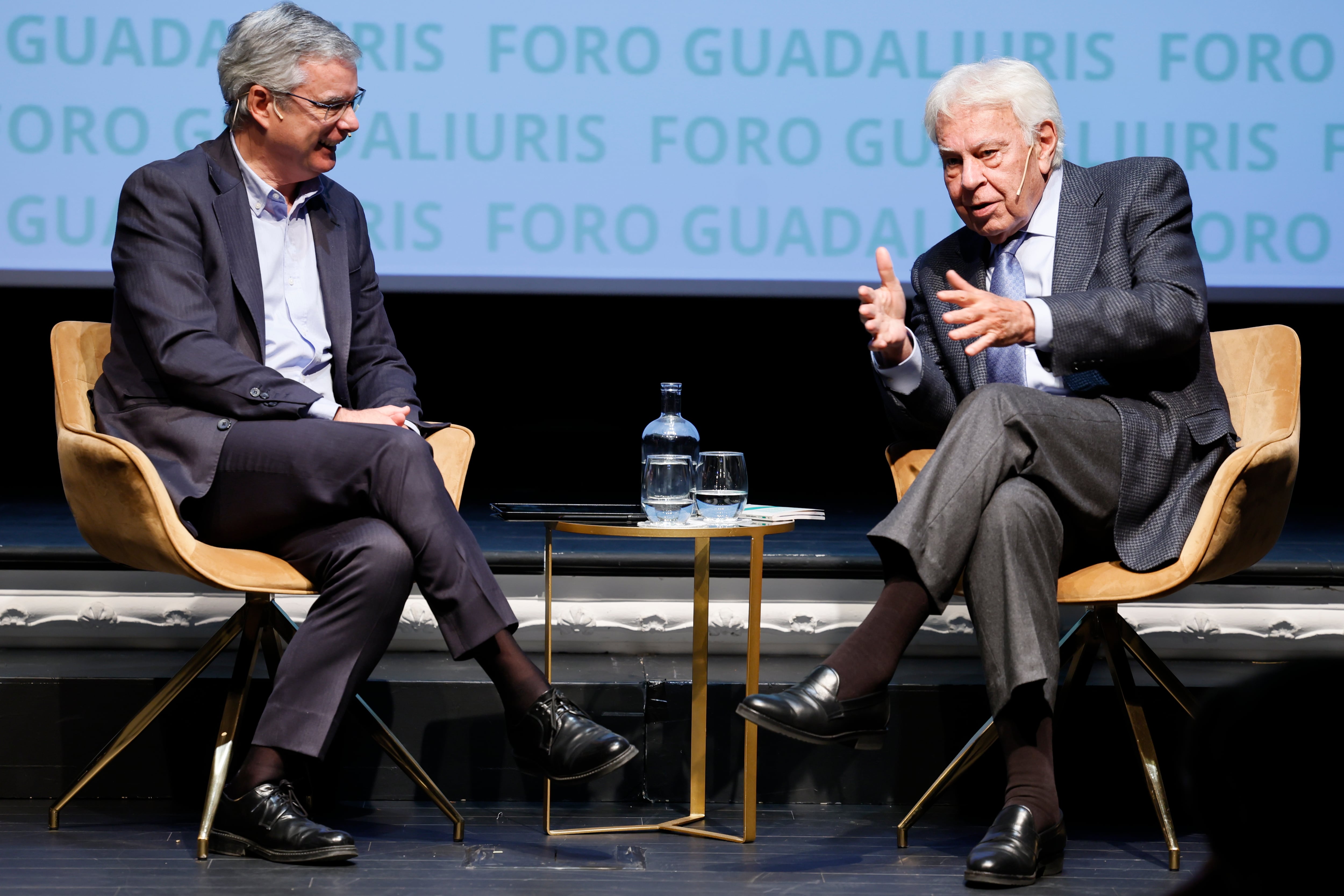 GRAFAND6122. SEVILLA, 31/01/2025.-El expresidente del Gobierno Felipe González Márquez(d) junto al periodista Juan Carlos Blanco, durante su intervención en el Foro Guadaliuris, este viernes en Sevilla. EFE/José Manuel Vidal
