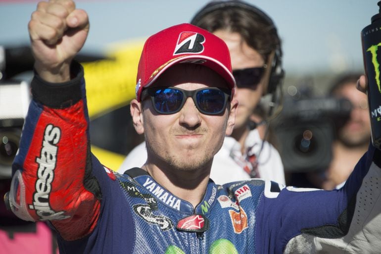VALENCIA, SPAIN - NOVEMBER 07: Jorge Lorenzo of Spain and Movistar Yamaha MotoGP celebrates the pole position at the end of the qualifying practice during the MotoGP of Valencia - Qualifying at Ricardo Tormo Circuit on November 7, 2015 in Valencia, Spain. (Photo by Mirco Lazzari gp/Getty Images)