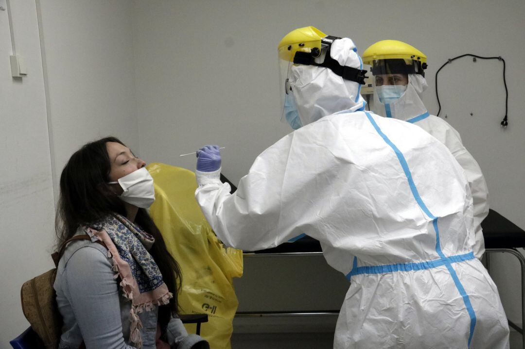 Professionals d'un CAP de Girona extraient mostres per a la prova PCR