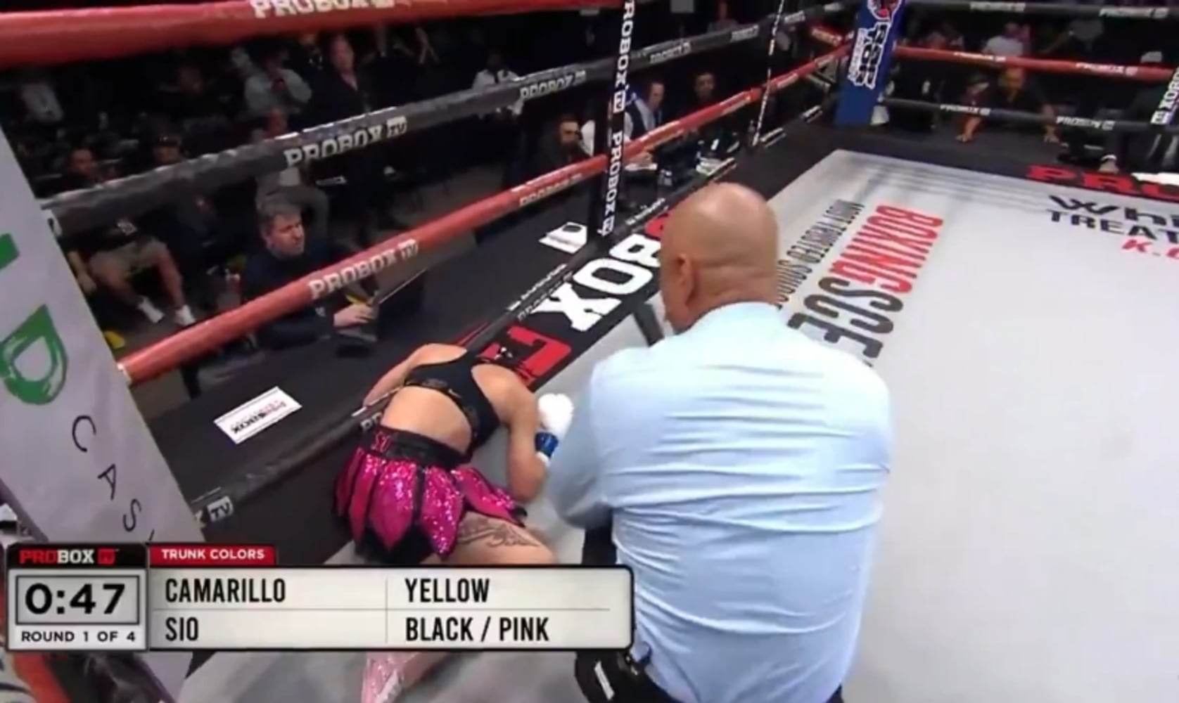 La boxeadora Isis Sio, tendida sobre las cuerdas tras ser noqueada por Jocelyn Camarillo